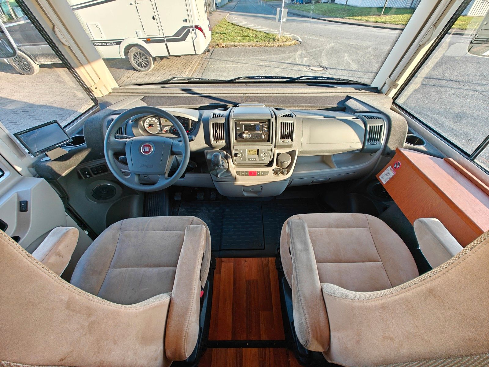 Fahrzeugabbildung HYMER / ERIBA / HYMERCAR B - KLASSE 594 - AUS ERSTBESITZ