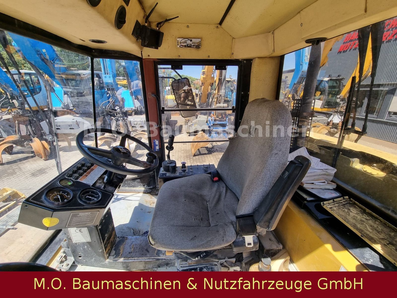 Fahrzeugabbildung CAT CB-535 B / Kombiwalze