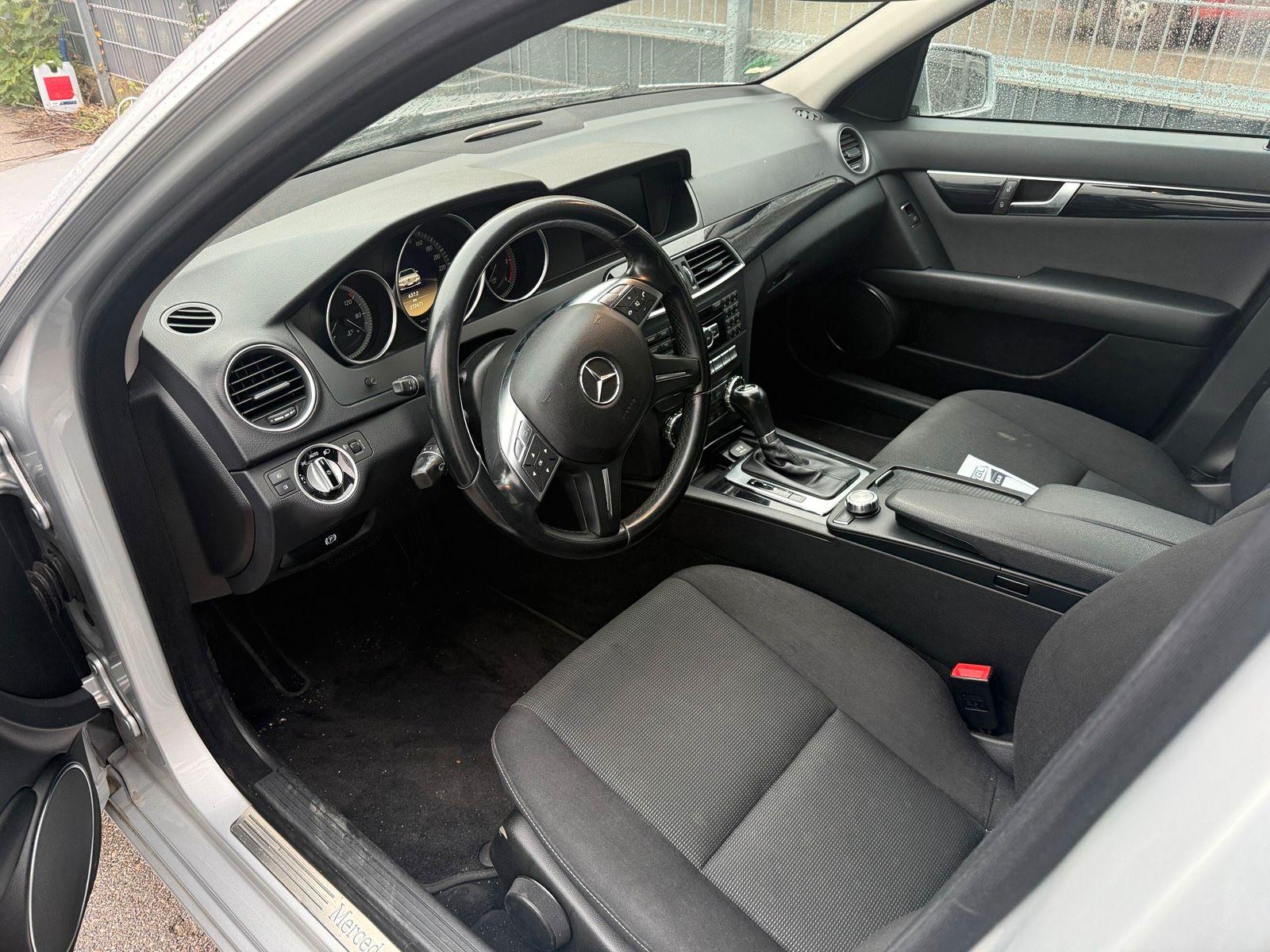 Mercedes-Benz C220 2011 — engine