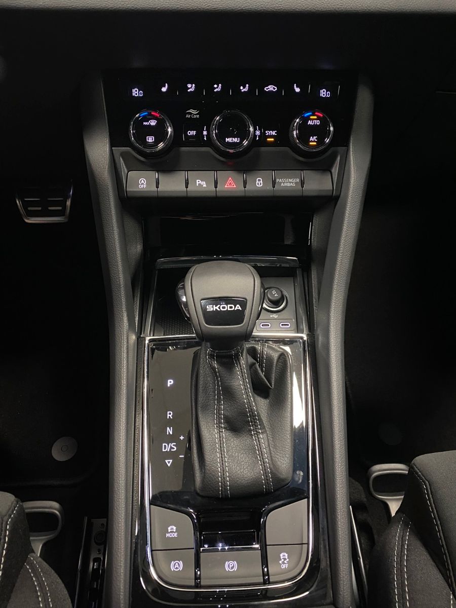 Fahrzeugabbildung SKODA Karoq 1.5l TSI DSG Sportline+NAVI+MATRIX+AHK+18"