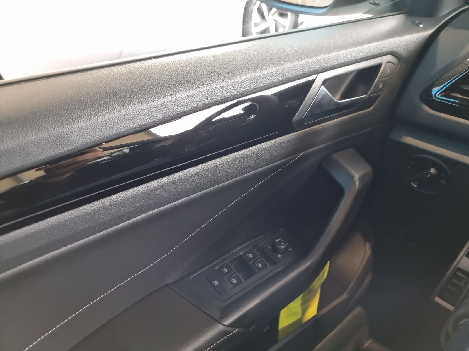 Fahrzeugabbildung Volkswagen T-Roc TSI R-Line DSG IQ.Light ACC SHZ RearView A