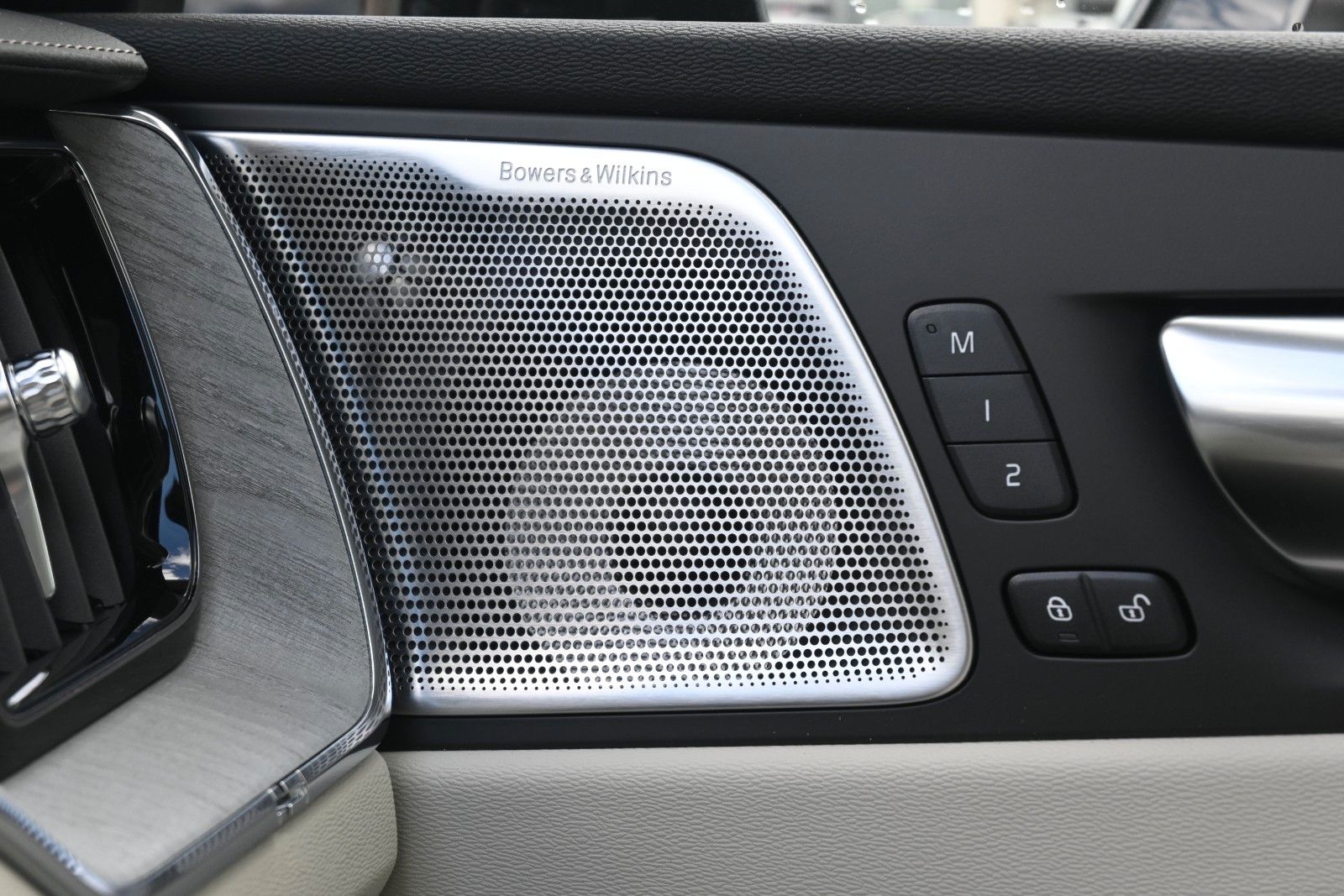 Fahrzeugabbildung Volvo XC60 B5 AWD Ultra Dark*LUFT*360°*ACC*B&W*AHK
