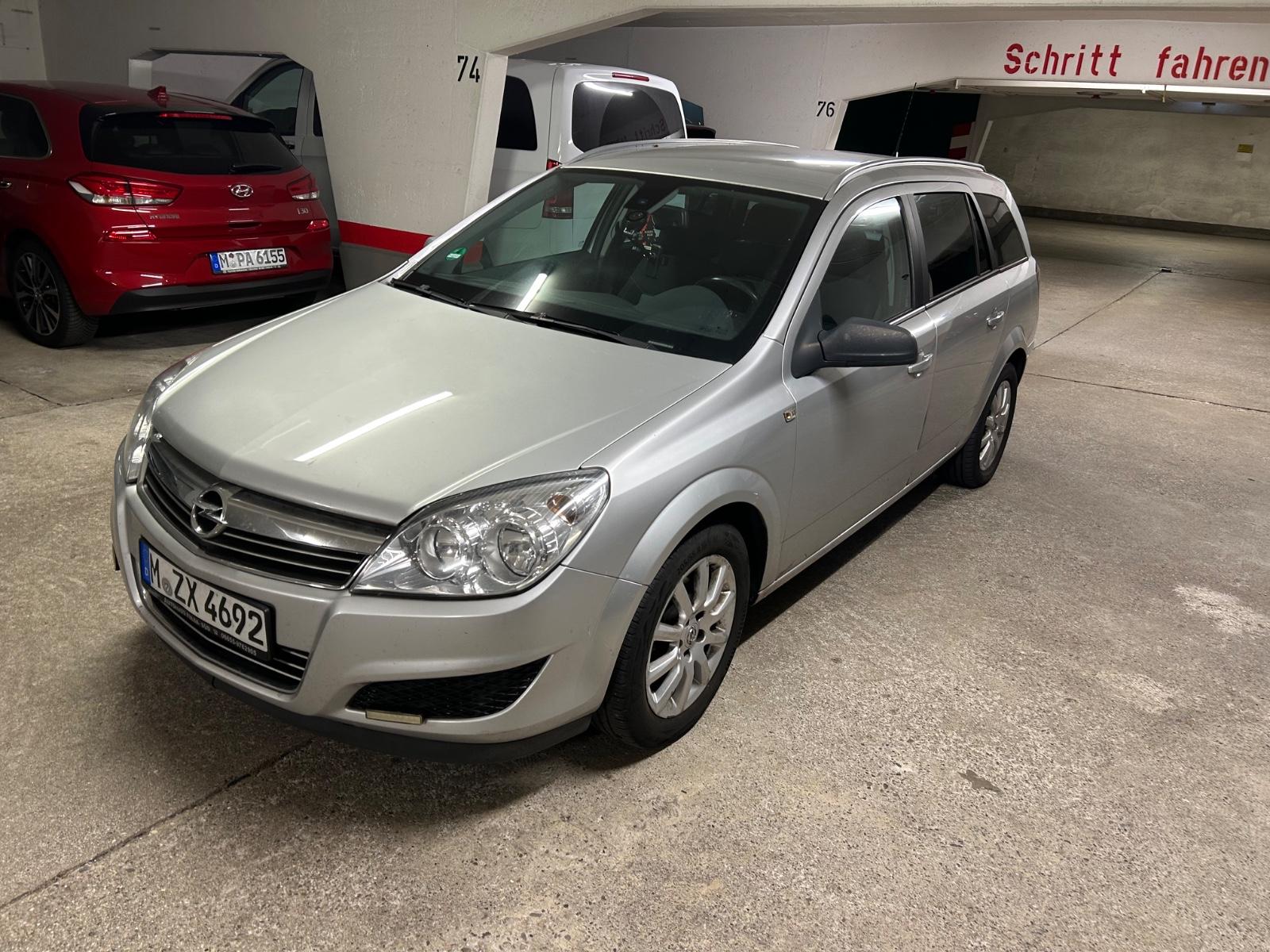 Opel Astra 2009 — rear view