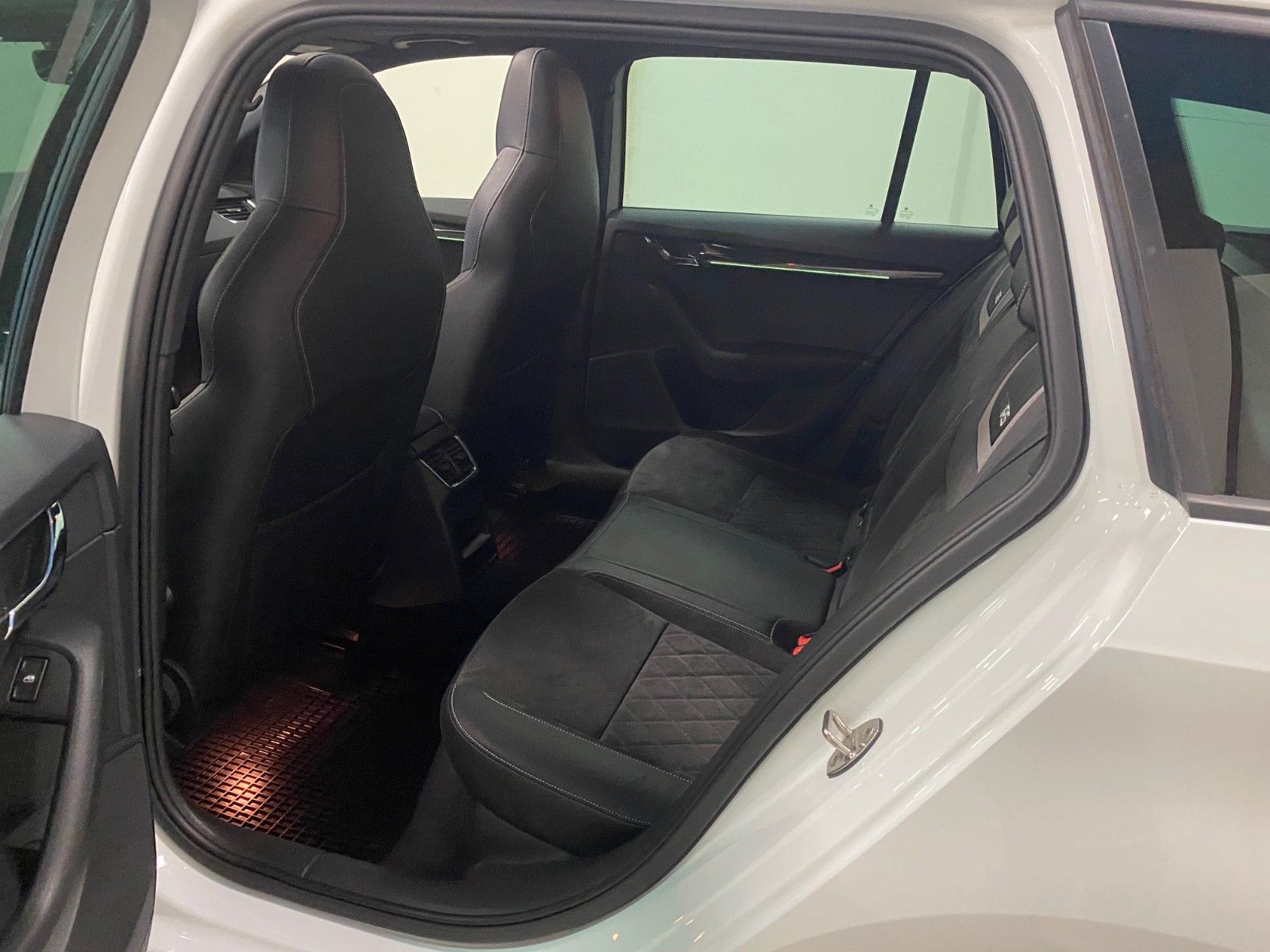 Fahrzeugabbildung SKODA Octavia 2.0 TSI DSG RS Combi+PANORAMA+19"+NAVI++