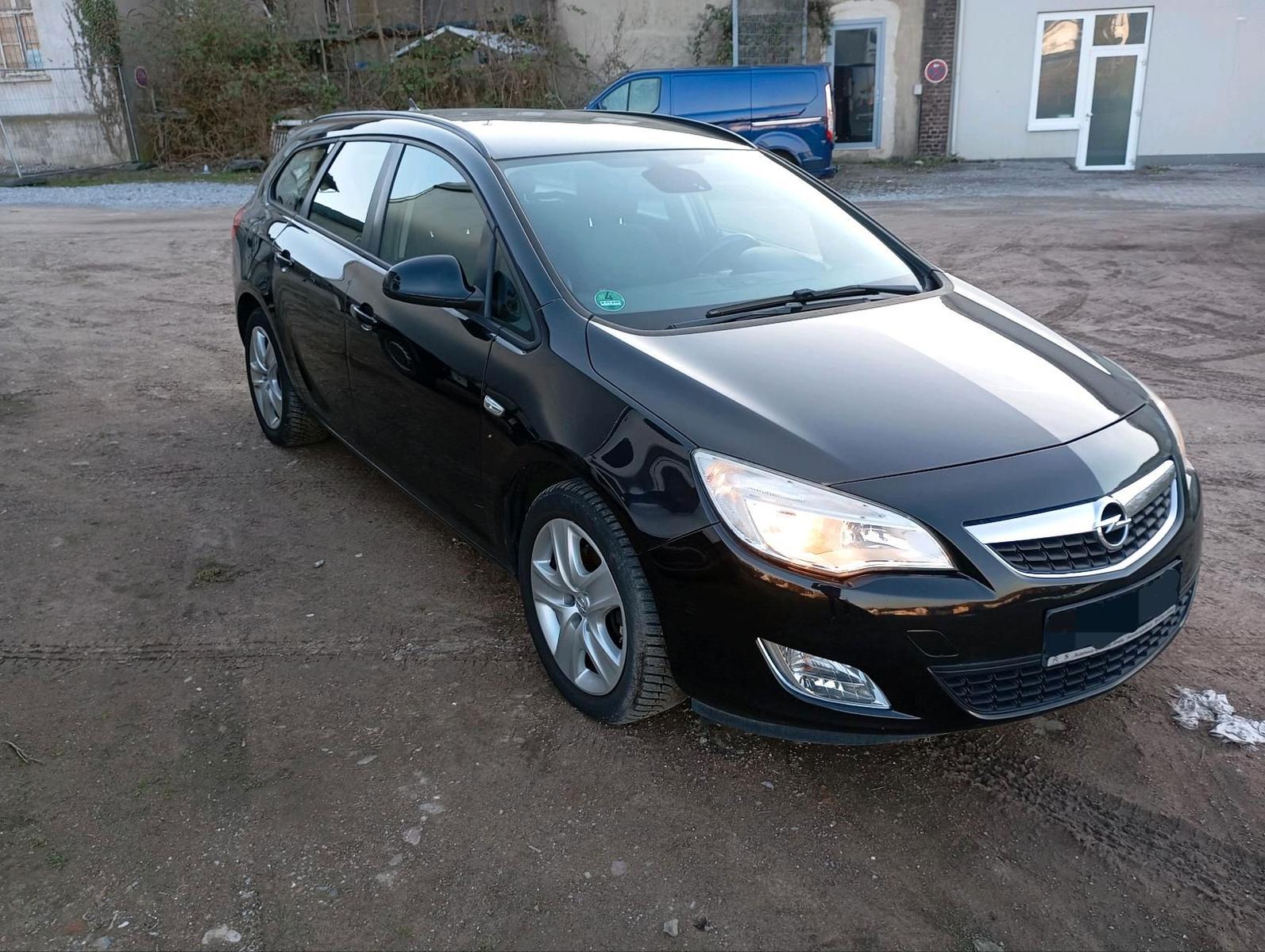 Opel Astra 2011 — rear view