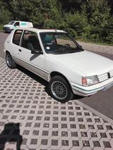 Peugeot 205 Green (Oldtimer) - Peugeot 205 mit Schiebedach