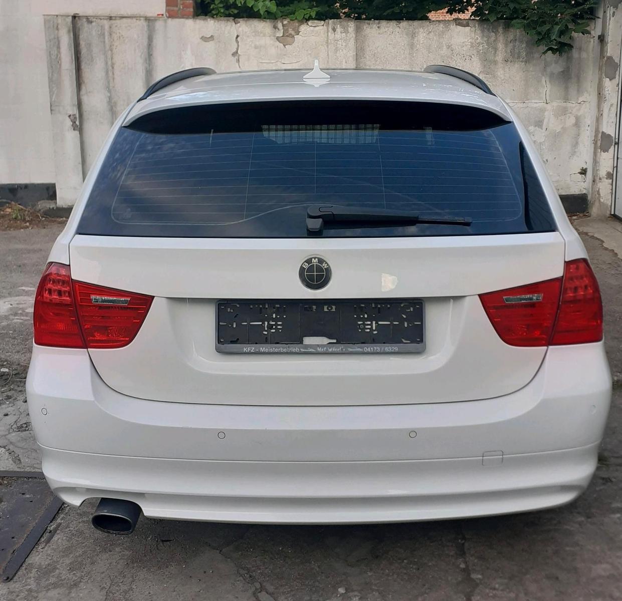 BMW 320 2010 — rear view