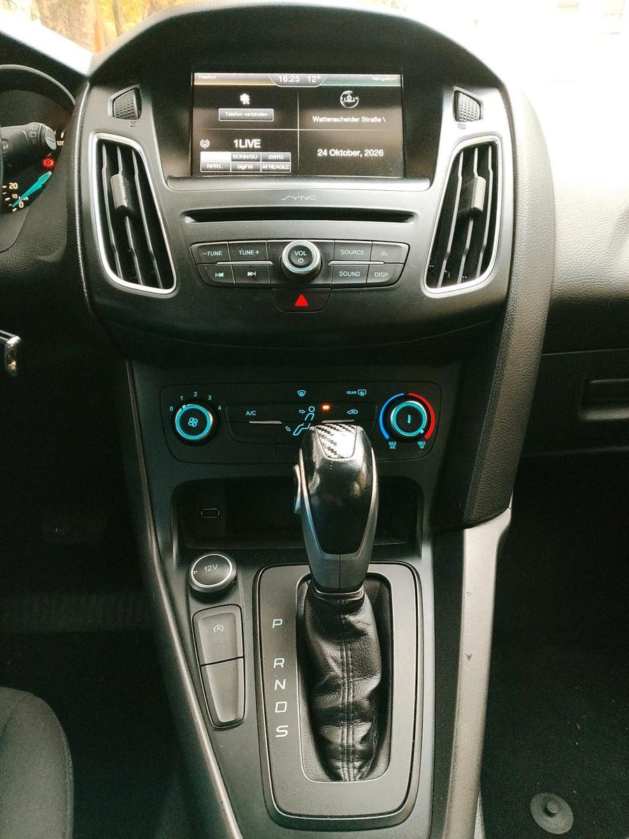 Ford Focus 2015 — interior