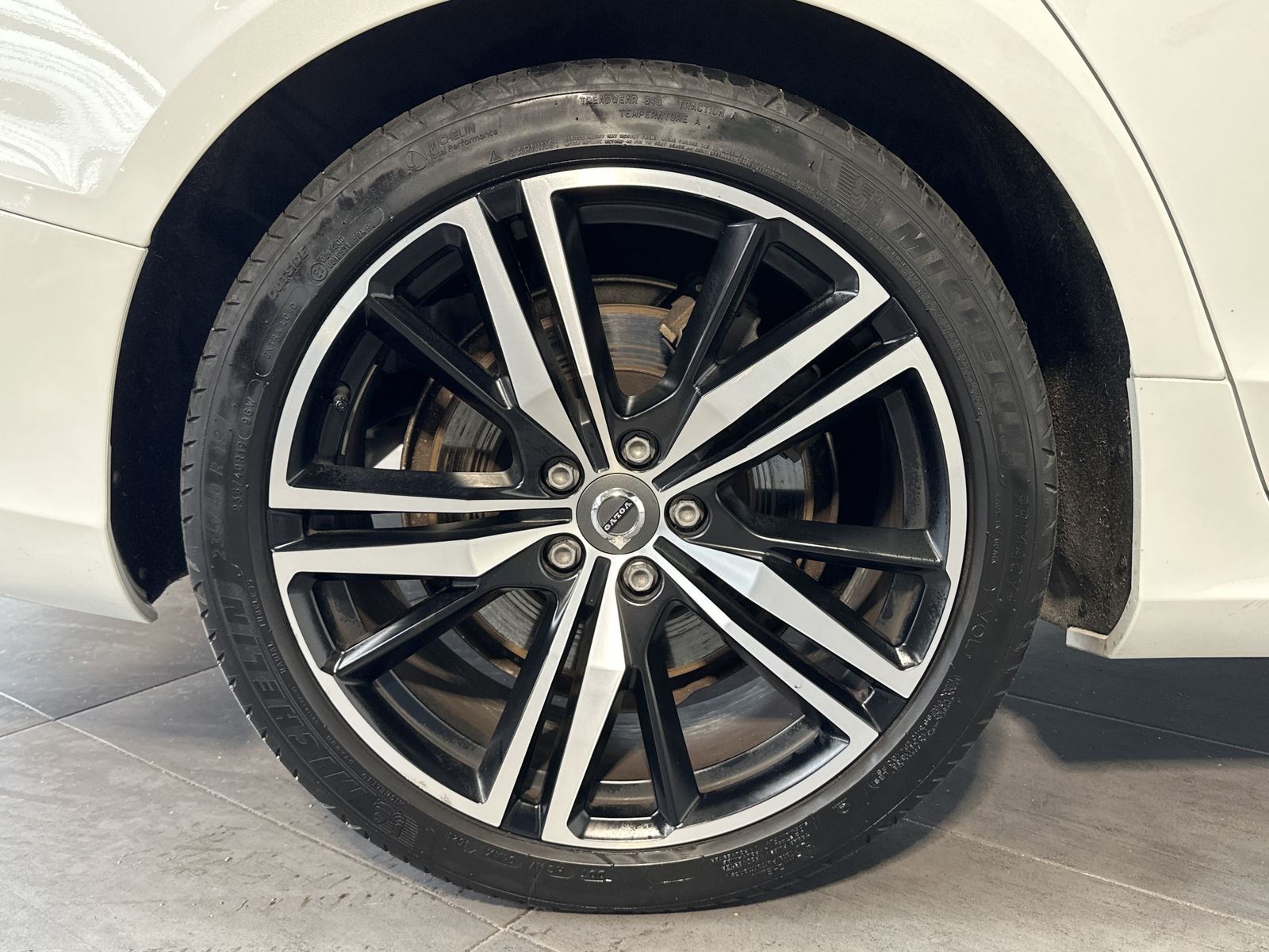Fahrzeugabbildung Volvo V60 T6 AWD Recharge R-Design NAV+LED+AHK+PANO+VC