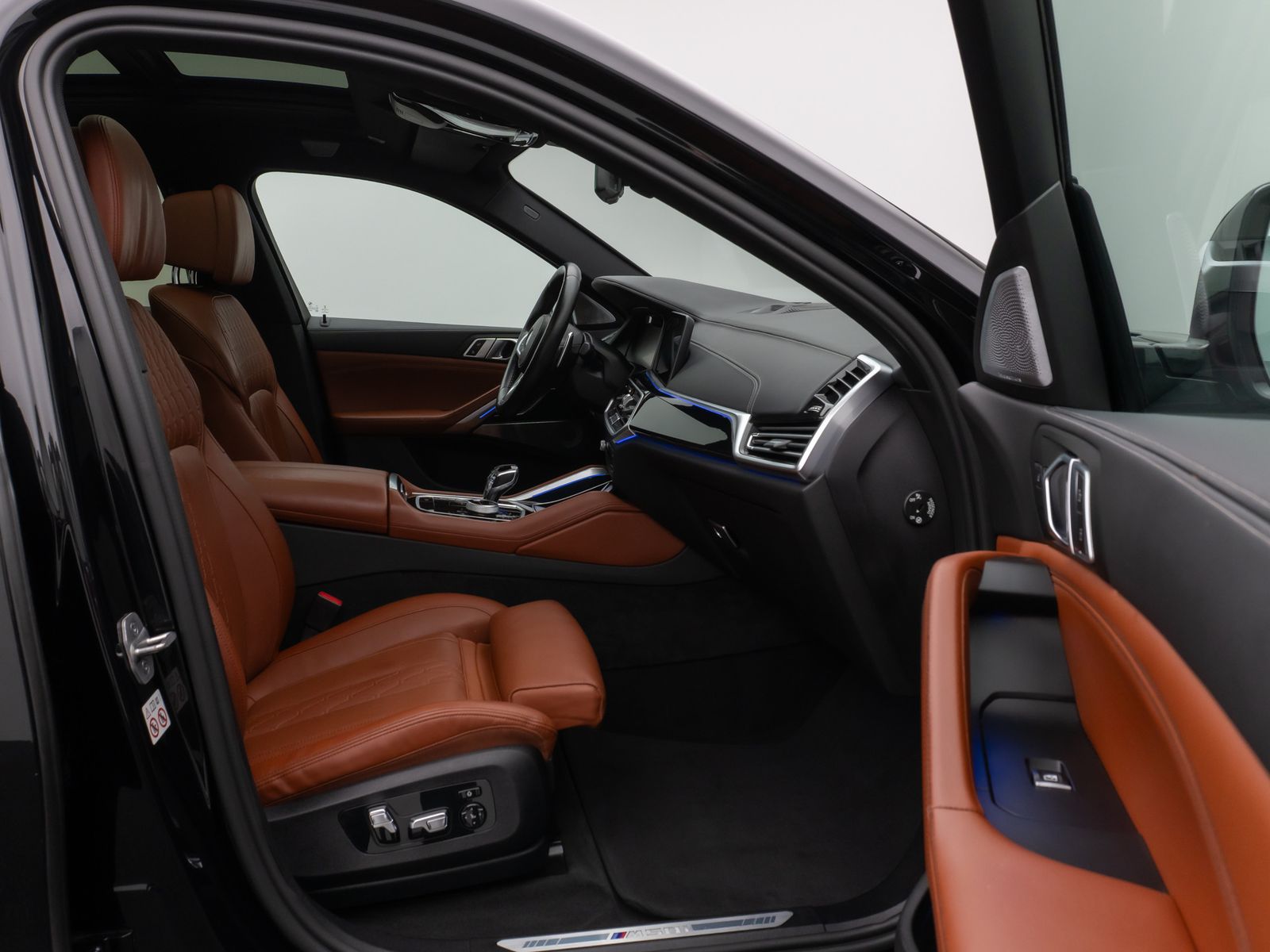 Fahrzeugabbildung BMW X6 M50i Panorama360°Laser Massage HUD B&W 22Zoll