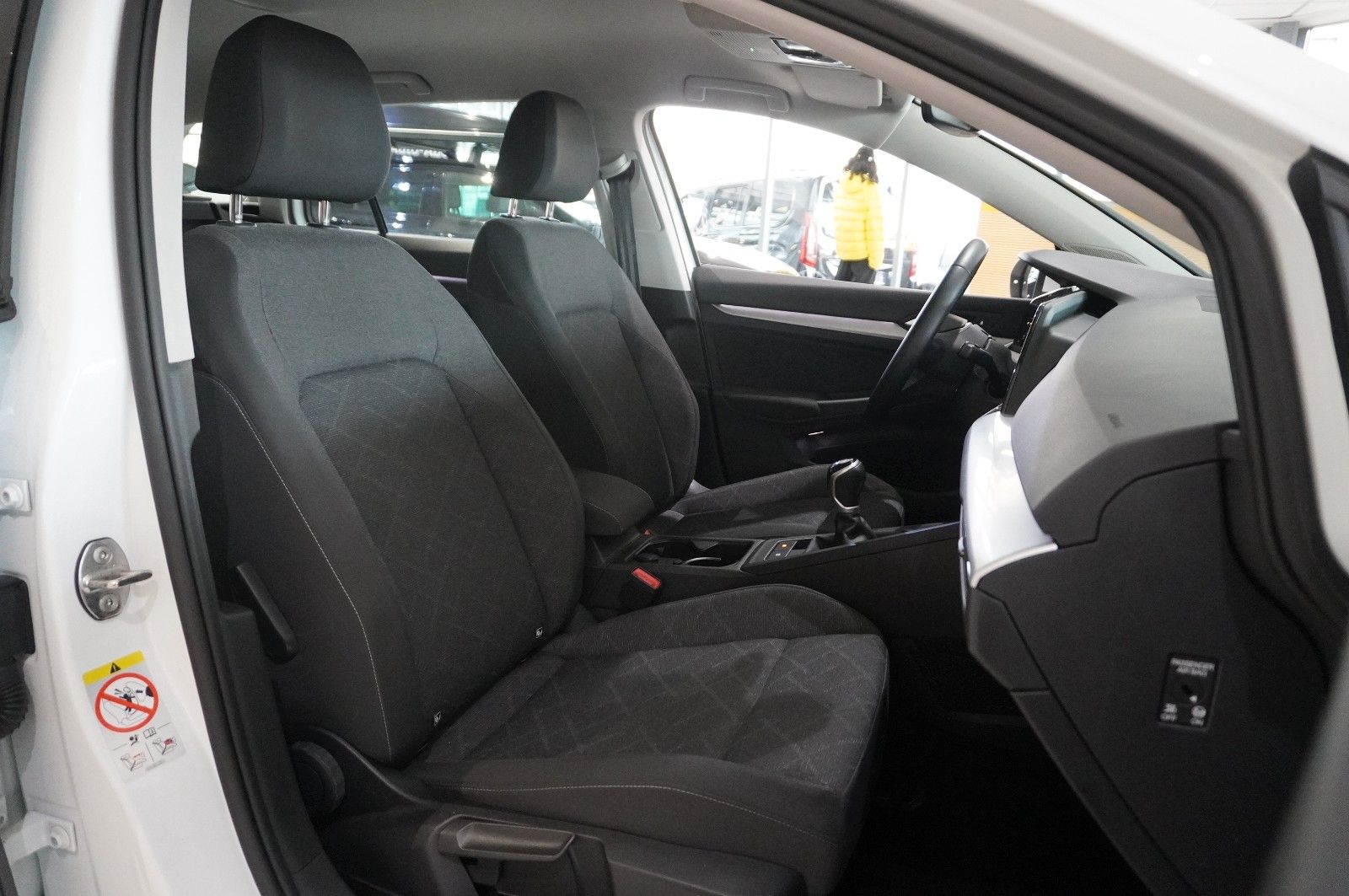 Fahrzeugabbildung Volkswagen Golf VIII Variant 1.5 TSI LIFE NAVI/LED/SHZ/VIRT