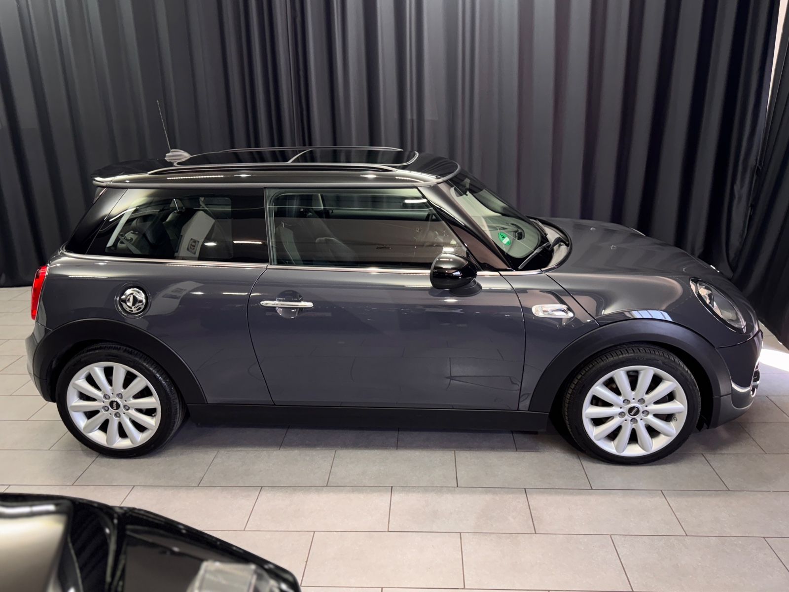 Fahrzeugabbildung MINI MINI COOPER S|CHILI|PANORAMA|NAVI|PDC|