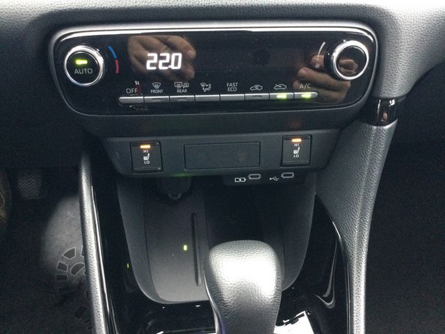 Yaris 1.5 Hybrid Style PDC SHZ KAMERA ACC LED