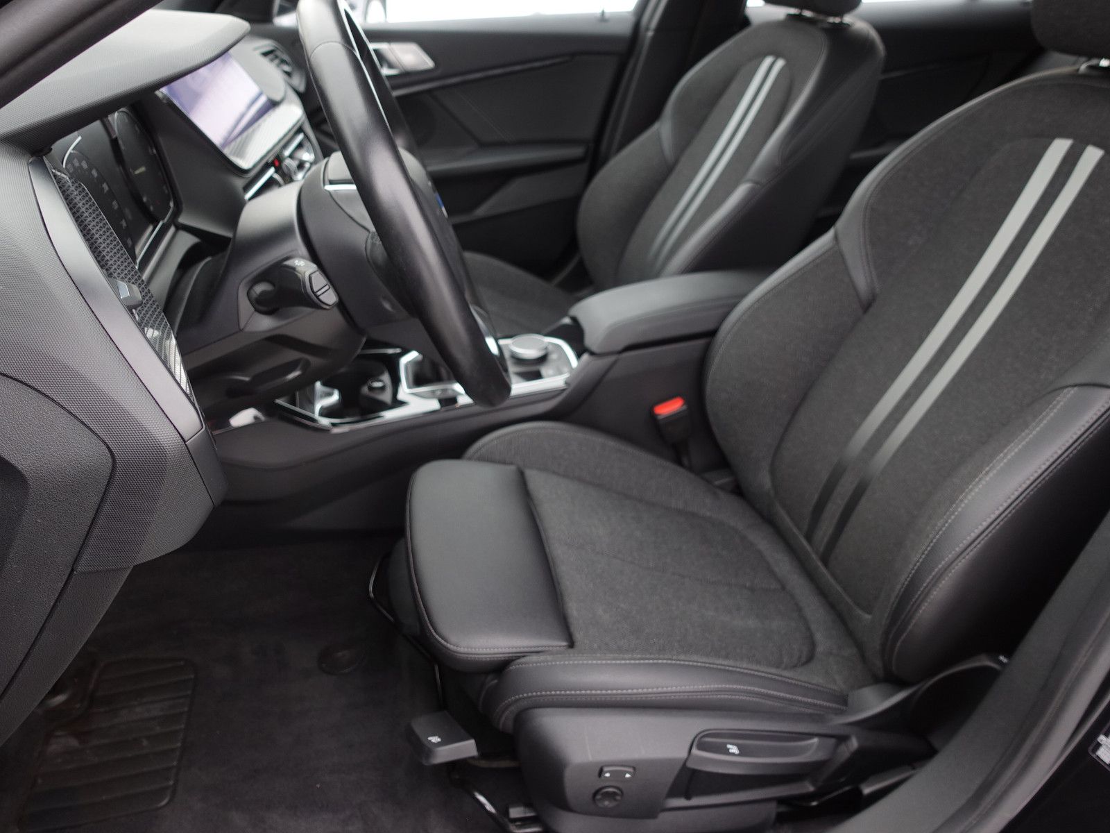 Fahrzeugabbildung BMW 118i Sport Line Navi CarPlay LED-Pkt.