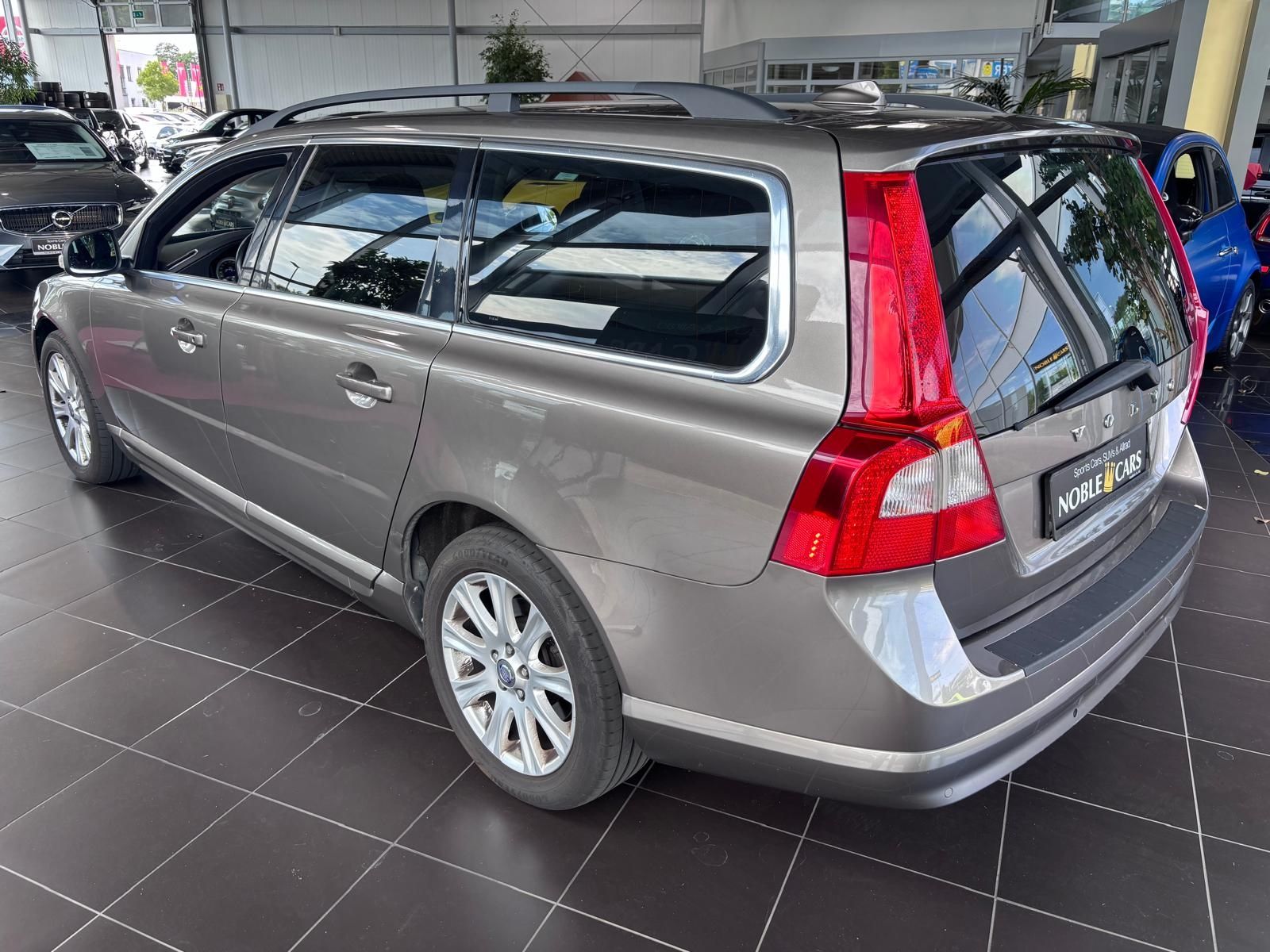 Fahrzeugabbildung Volvo V70 Kombi Momentum KLIMA NAVI ALU