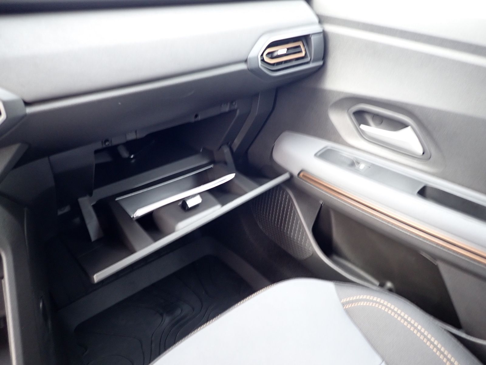Fahrzeugabbildung Dacia Sandero STEPWAY TCe 110 EXTREME+/NAVI/SHZ/RFK