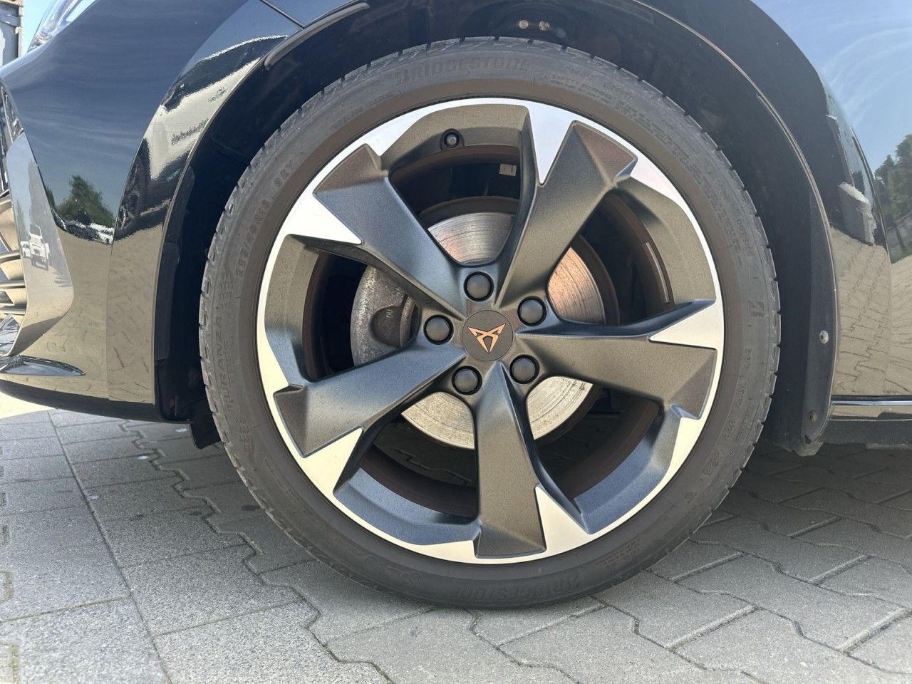 Fahrzeugabbildung CUPRA Leon Sportstourer 1.5 eTSI 150 PS DSG-1Hnd-Navi* - mit KI generiert/bearbeitet