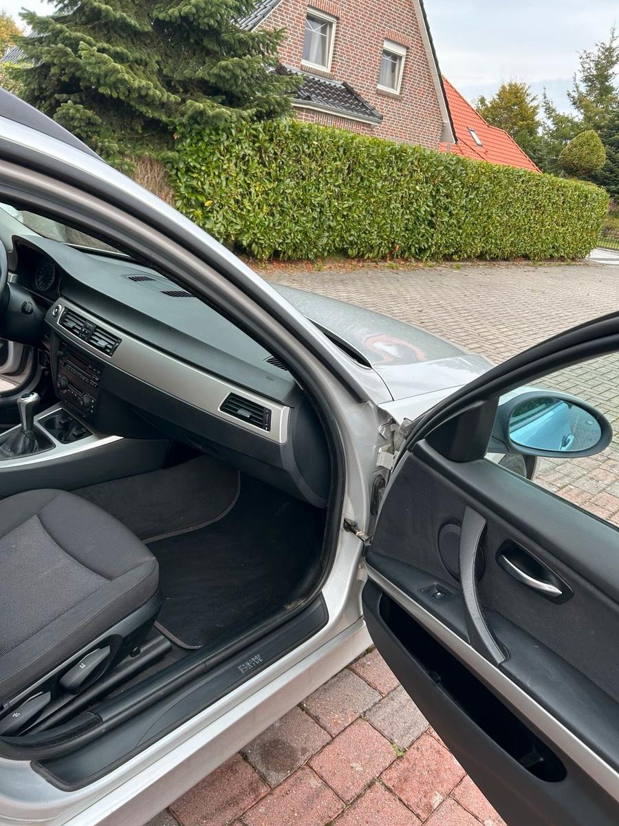 BMW 318 2006 — interior