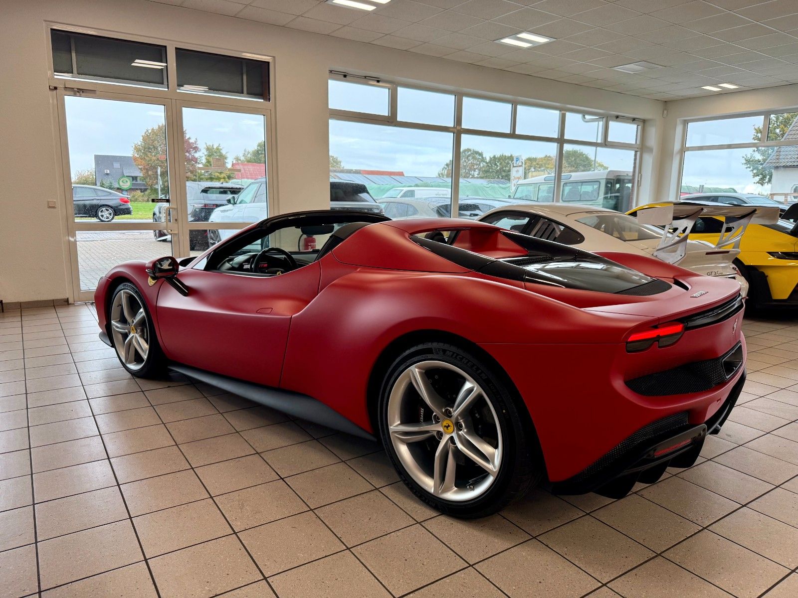 Fahrzeugabbildung Ferrari 296 GTS "Special Color" / LIFT / SURROUND VIEW