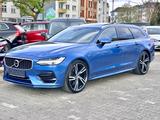 Volvo V90 KOMBI T8 R-DESIGN HYBRID AWD*AHK+VOLL+MOD.19 - Volvo V90 mit Hybrid-Antrieb