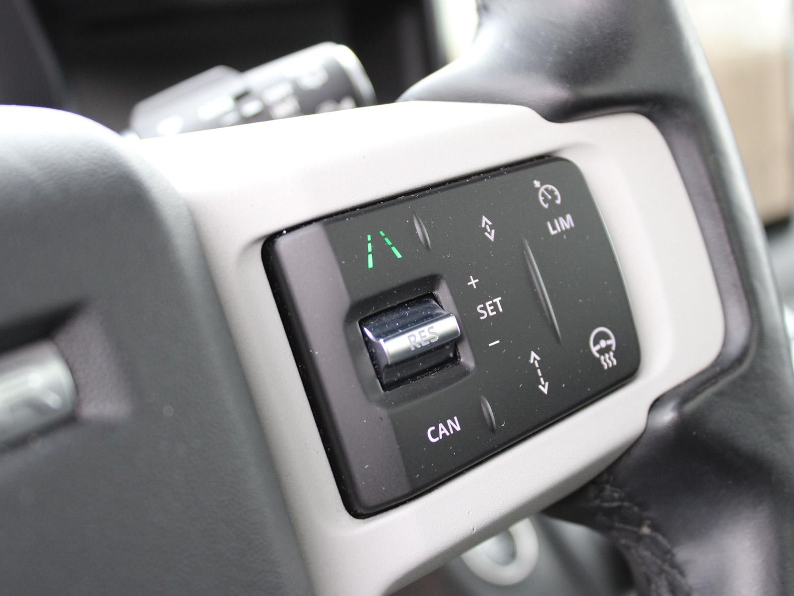 Fahrzeugabbildung Land Rover Land Rover Defender 130 D300 X-Dynamic SE