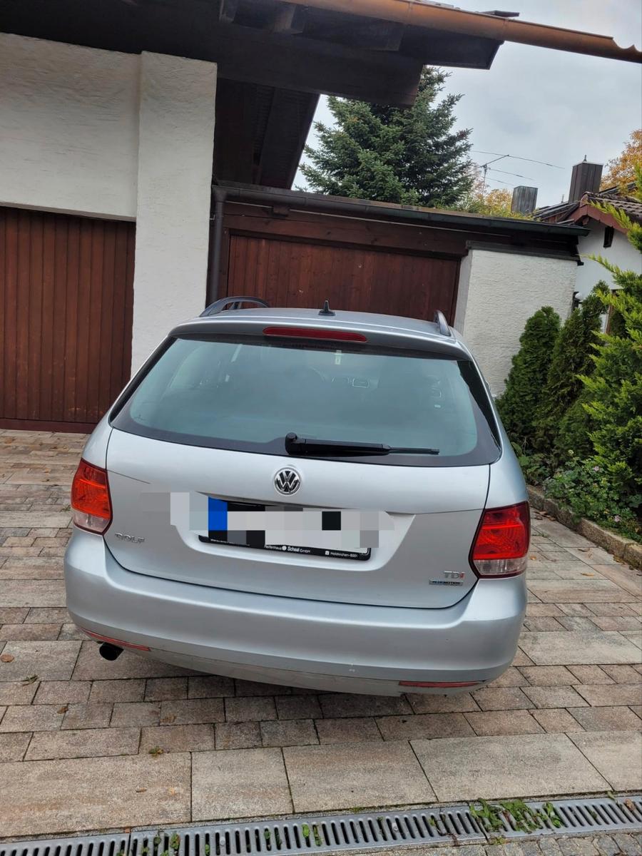 Volkswagen Golf 2011 — rear view