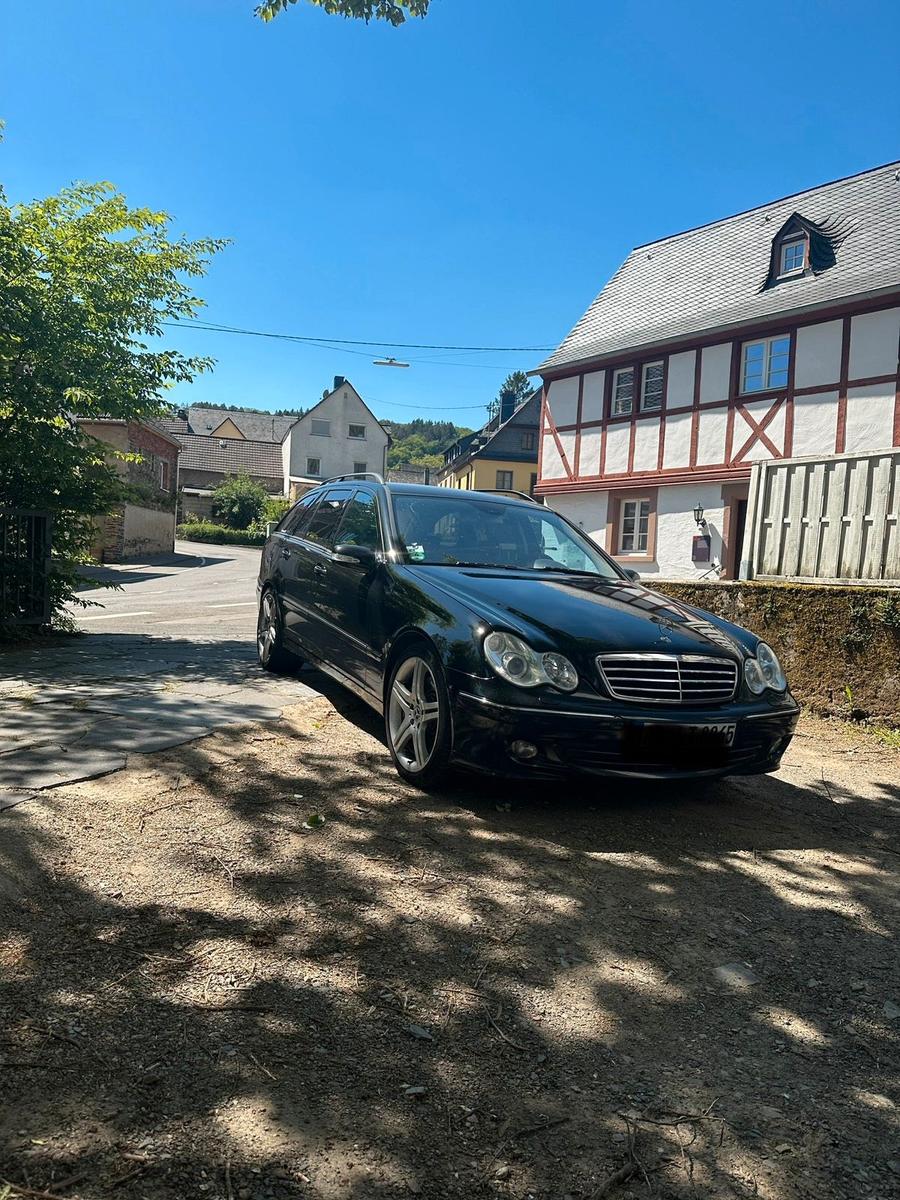 Mercedes-Benz C220 2006 — rear view