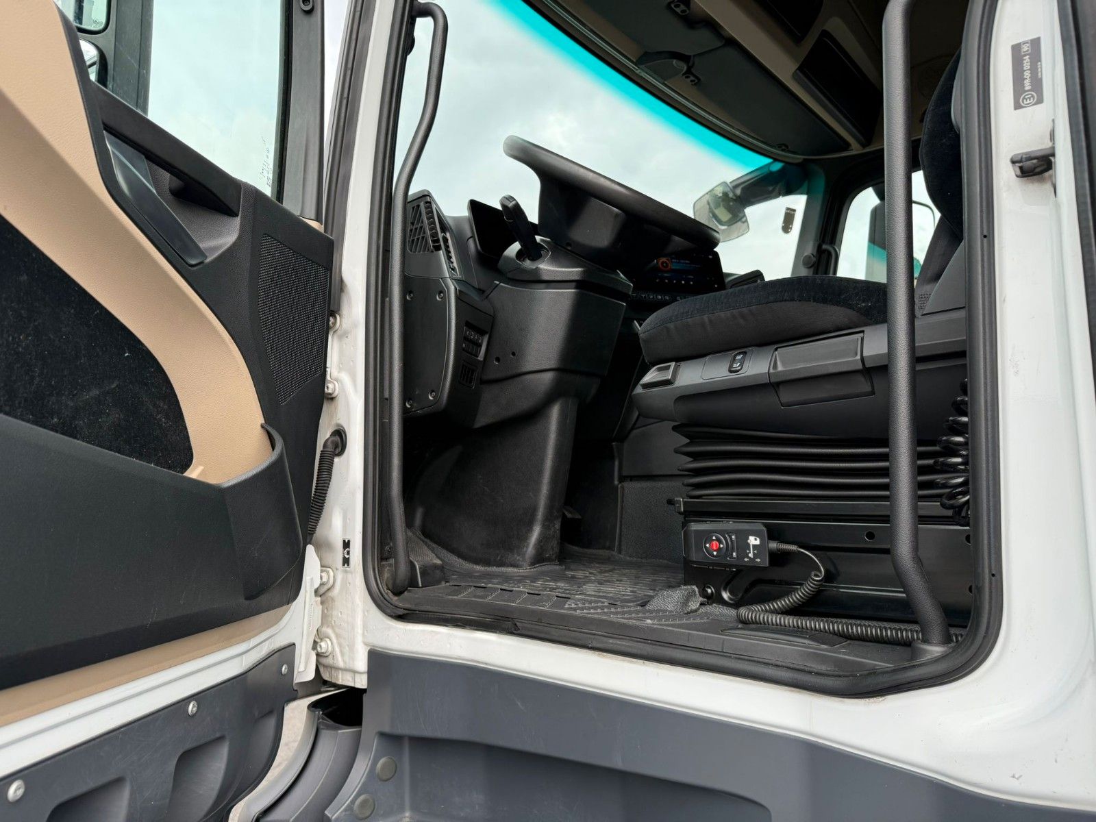 Fahrzeugabbildung Mercedes-Benz ACTROS 1846 LS 4x2 mit ADR