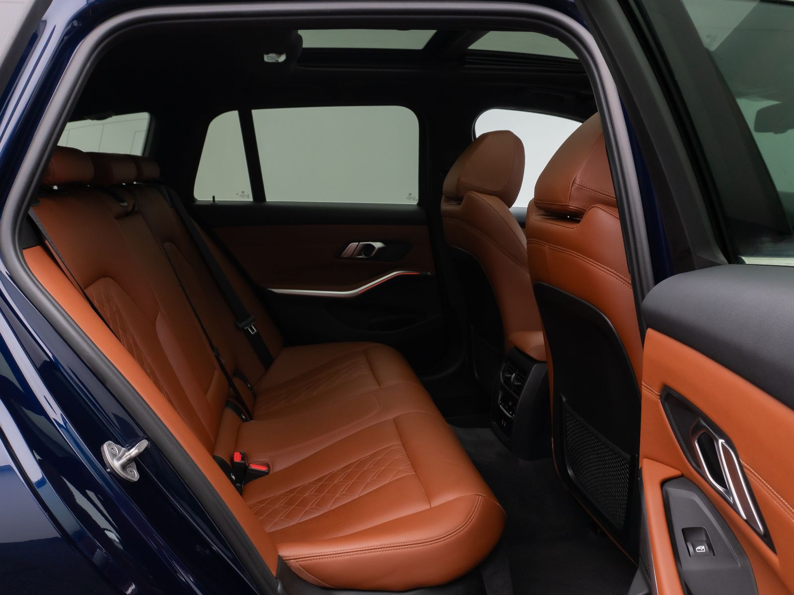 Fahrzeugabbildung BMW 330e xD Luxury Line Panorama HUD Individual Voll