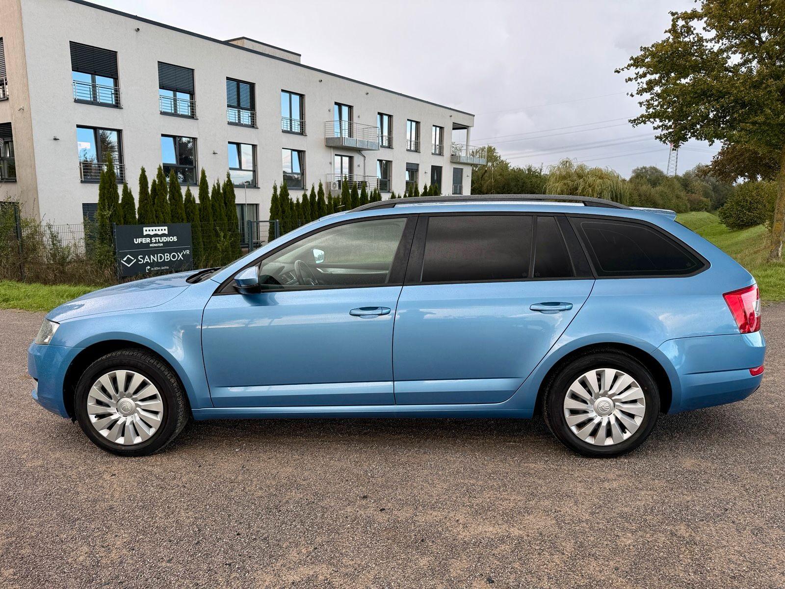 Skoda Octavia 2014 — rear view