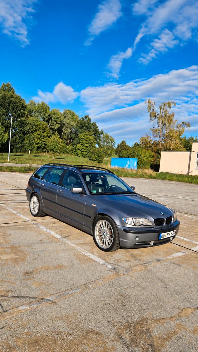 BMW 330 2004 — салон