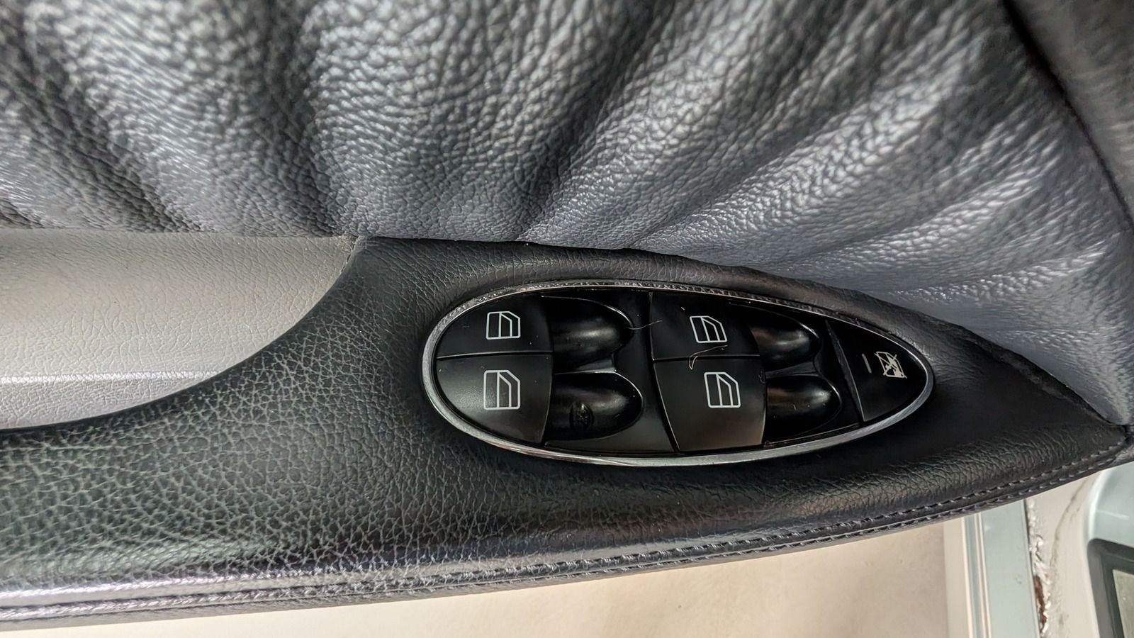 Fahrzeugabbildung Mercedes-Benz E 320 4Matic * Bi- Xenon * STHZ * Elegance