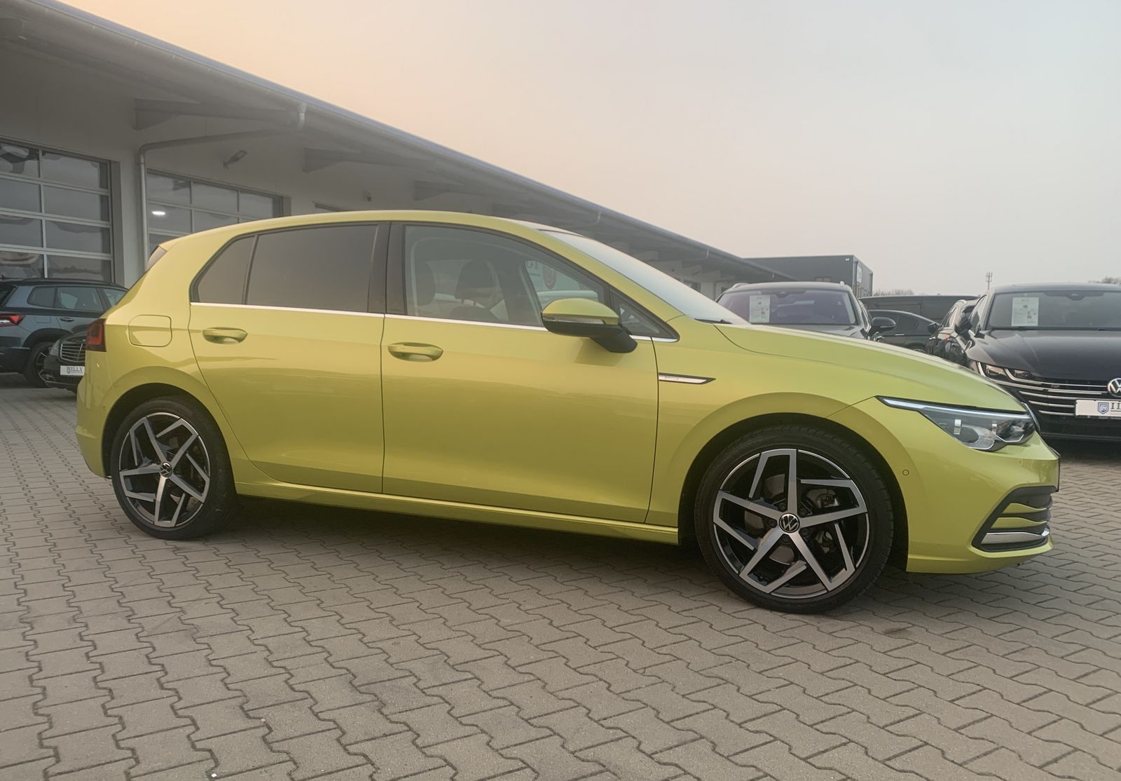 Fahrzeugabbildung Volkswagen Golf 2.0 TDI*Highline*AHK*STHZ*HeadUp*LED-Matrix