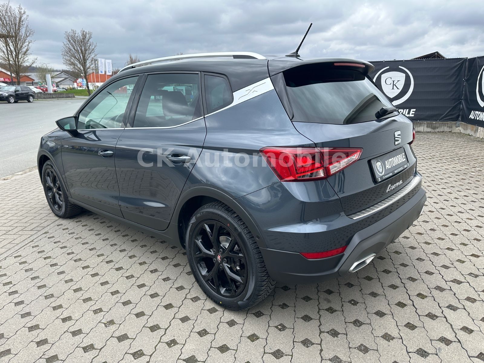 Fahrzeugabbildung SEAT Arona 1.5 TSI 110kW FR DSG/Navi/LED/Kam/AHK