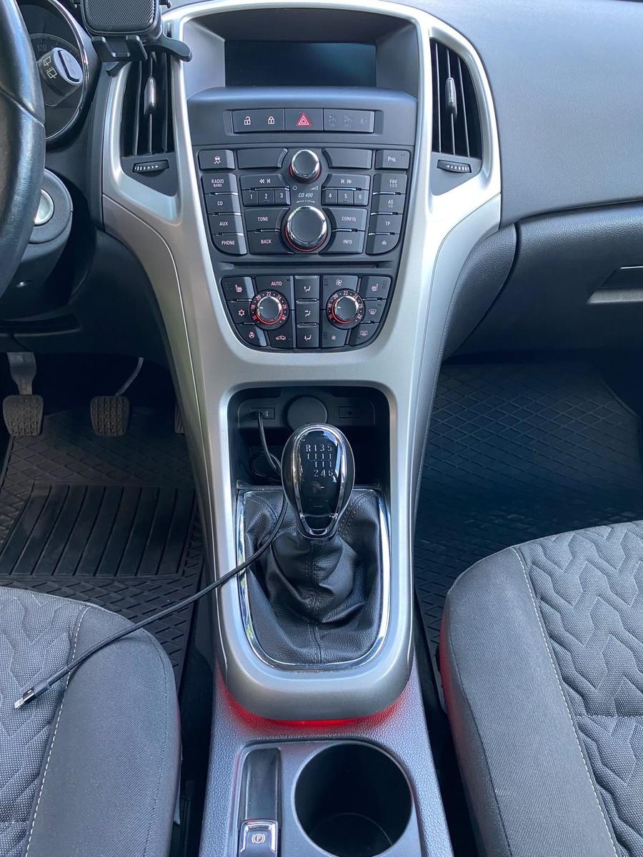 Opel Astra 2014 — салон