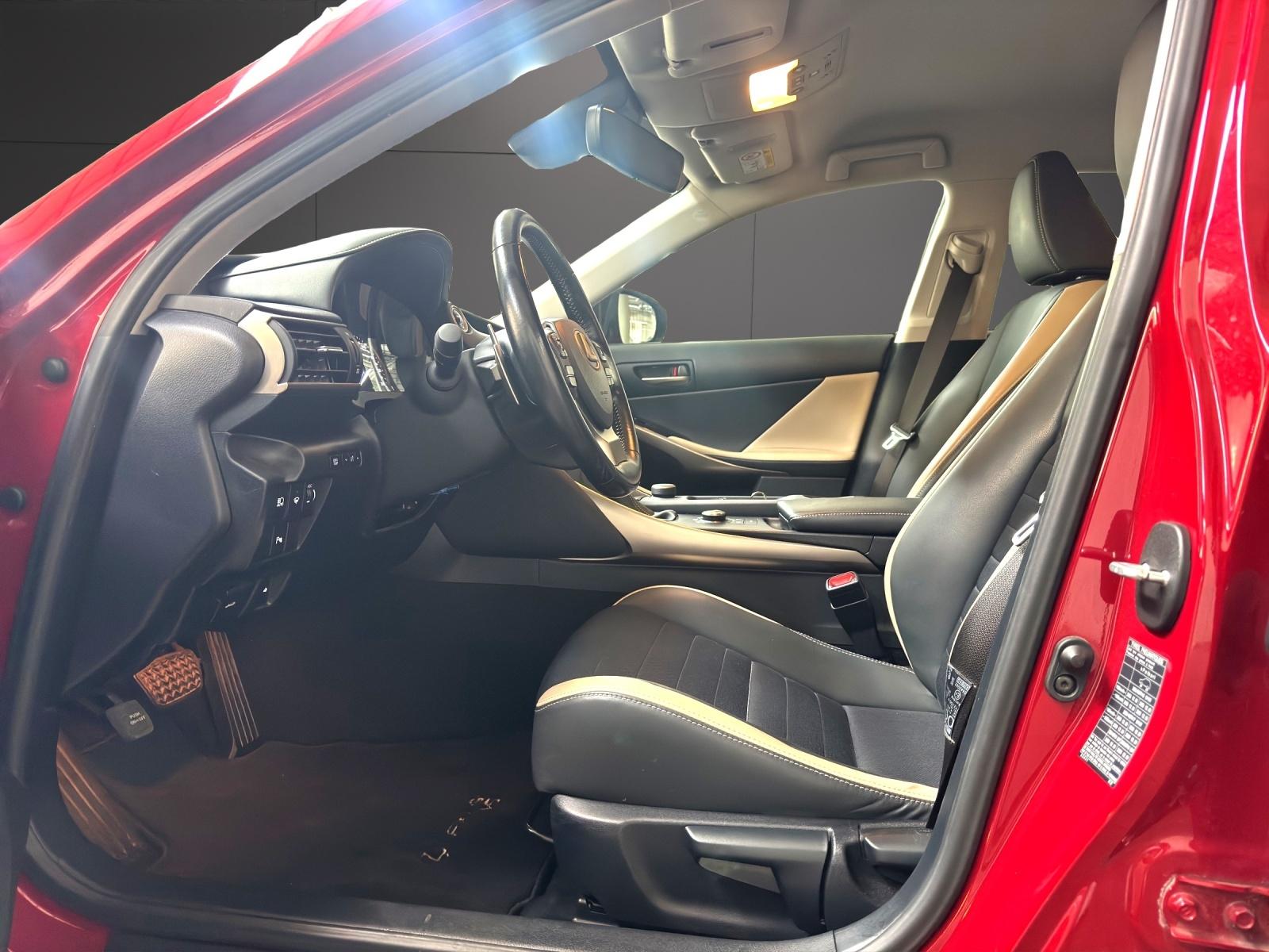 LEXUS IS 300H 2.5 HYBRIDE 181ch - GPS - PHARES LED - SIÈGES CHAUFFANTS - ANGLE MORT