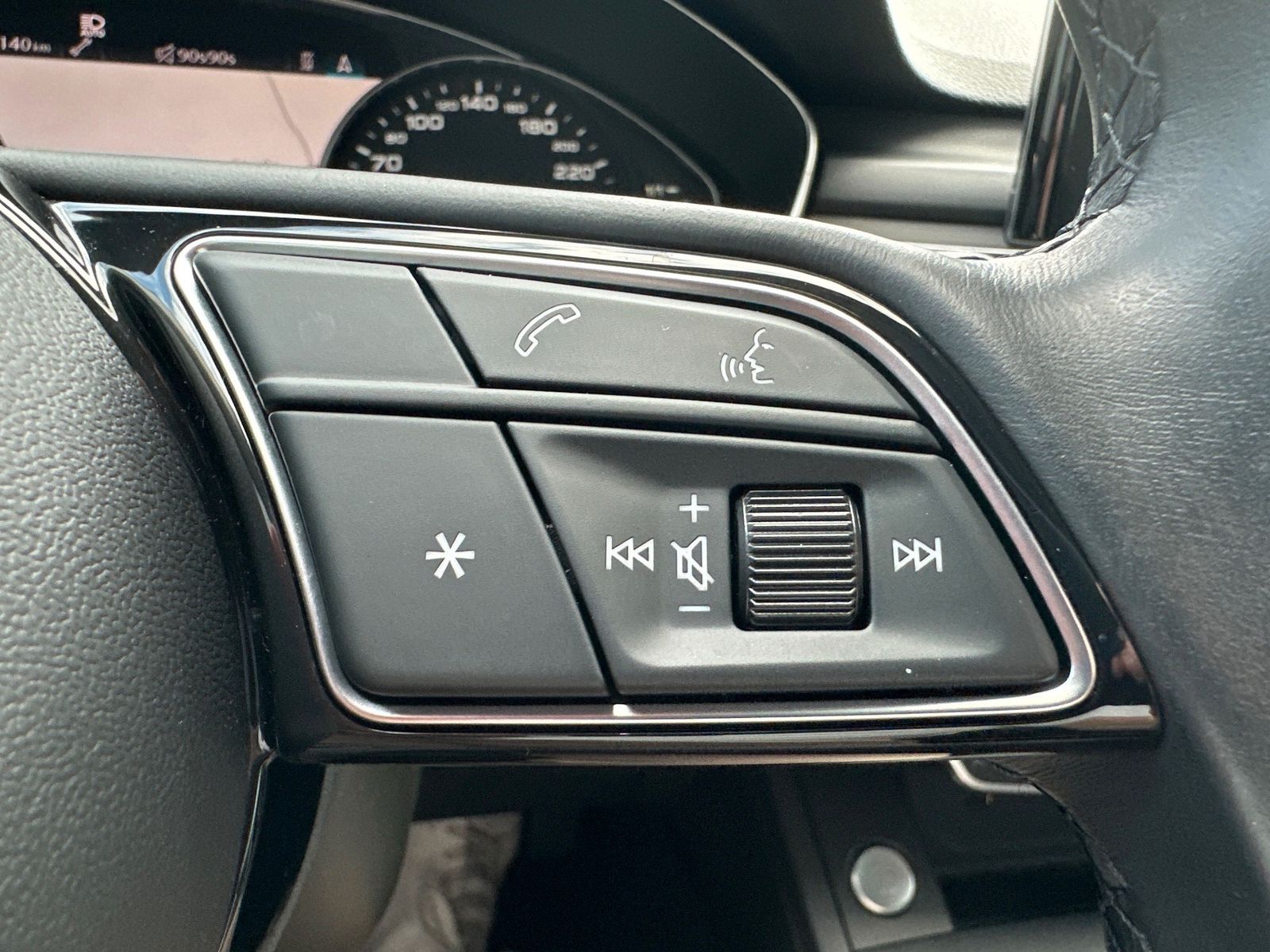 Fahrzeugabbildung Audi A4 Avant 45 TFSI Quattro Advanced Black NAV+LED