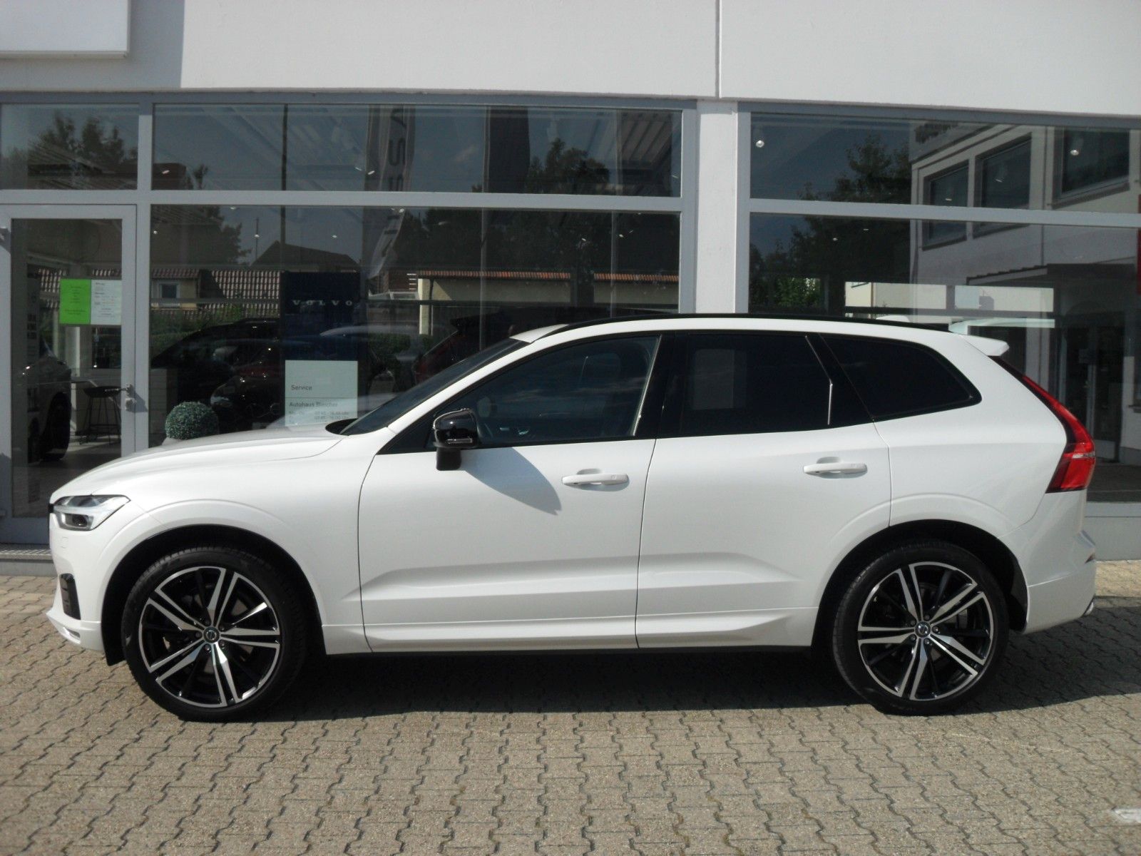 Fahrzeugabbildung Volvo XC 60 B5 R Design AWD | HeadUp |Bowers&Wilkins