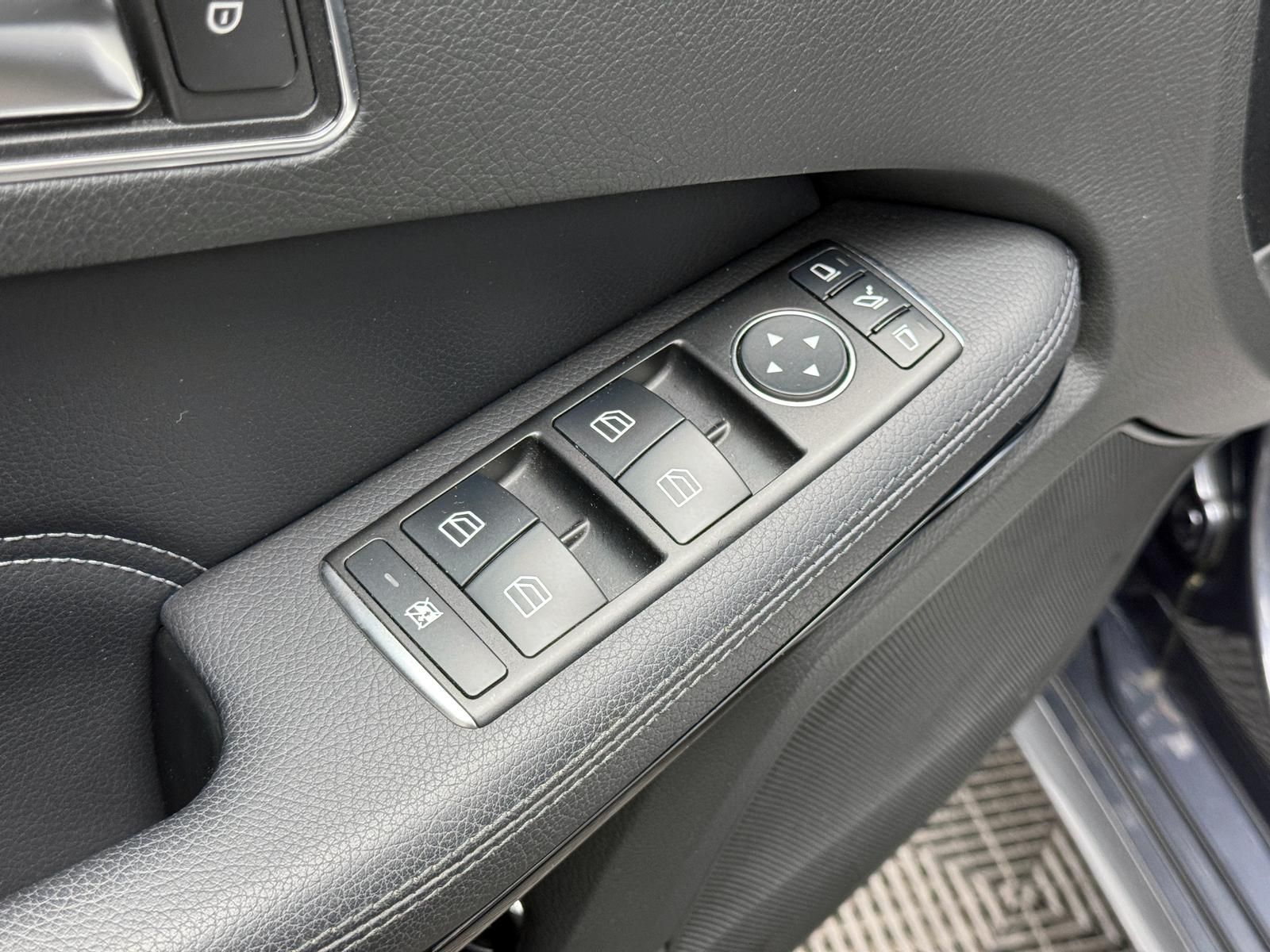 Fahrzeugabbildung Mercedes-Benz E 220d AVANTGARDE/AHK/ILS+/OZ-RACING/PDC/NAV/LED