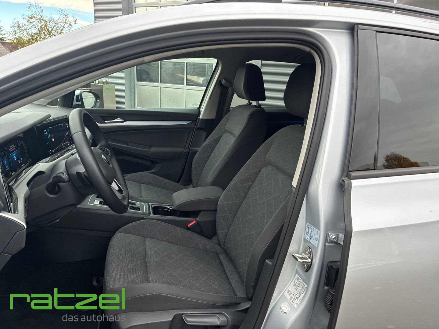 Fahrzeugabbildung Volkswagen Golf Variant Life VIII Navi Komfortsitz AHK Digi