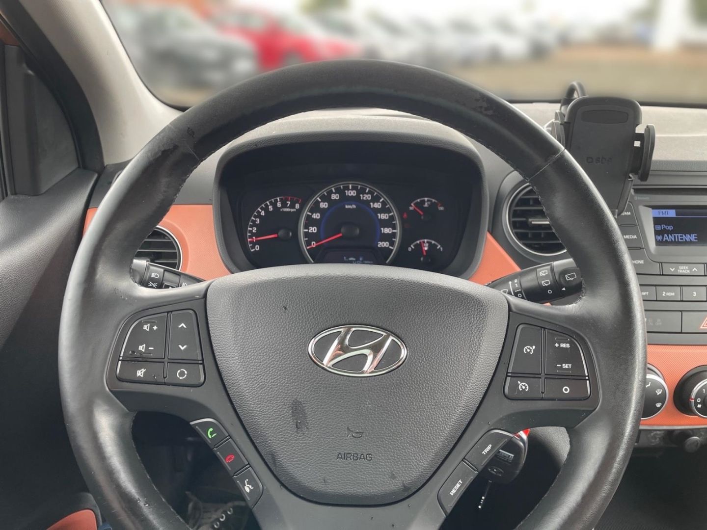 Fahrzeugabbildung Hyundai i10 1.0 FIFA WORLD CUP ALLWETTER+KLIMA+SHZ