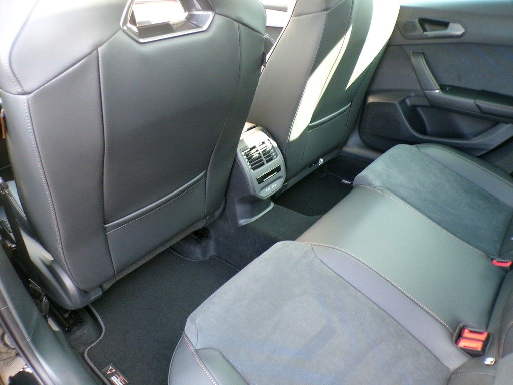 Fahrzeugabbildung CUPRA Leon Sportstourer VZ 1.5 e-Hybrid DSG Black Edit