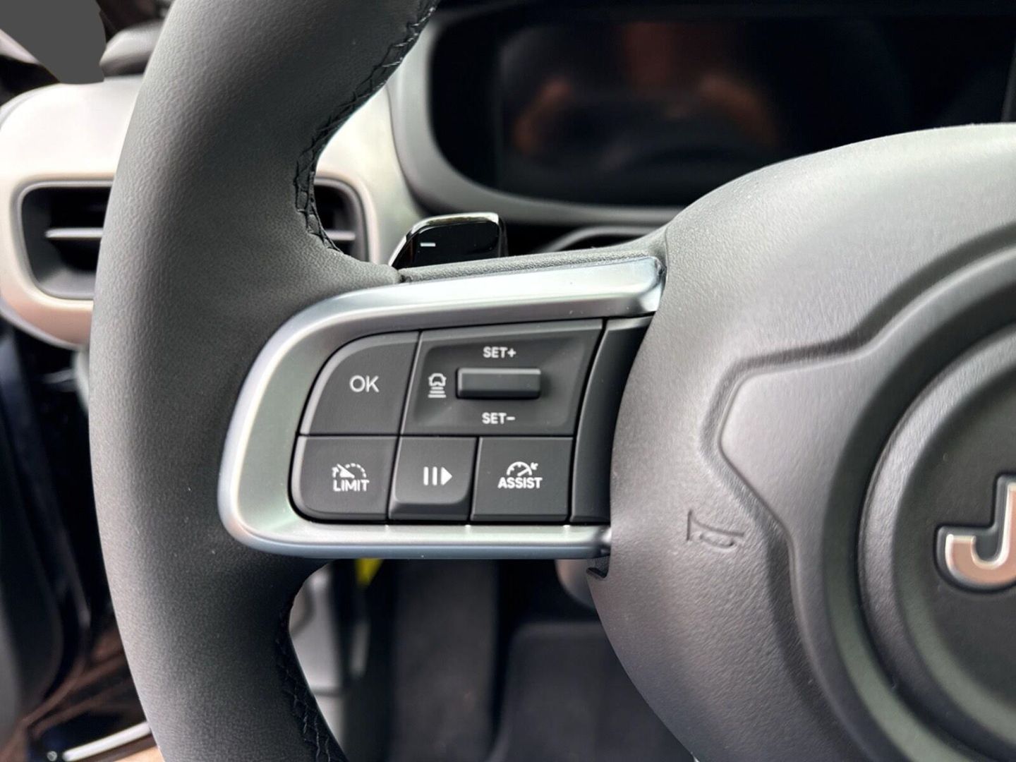 Fahrzeugabbildung Jeep Avenger Summit 1.2 MHEV -Panormadach-Leder