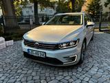 Volkswagen VW Passat GTE Variant Leder Pano HUD AHK Dynaudi - mit Hybrid-Antrieb: Notbremsassistent, Kombi