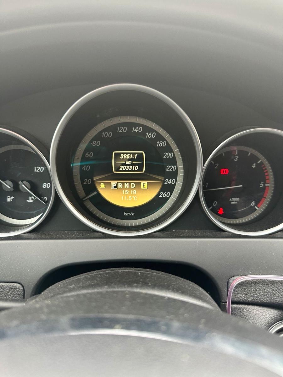 Mercedes-Benz C200 2011 — photo 13
