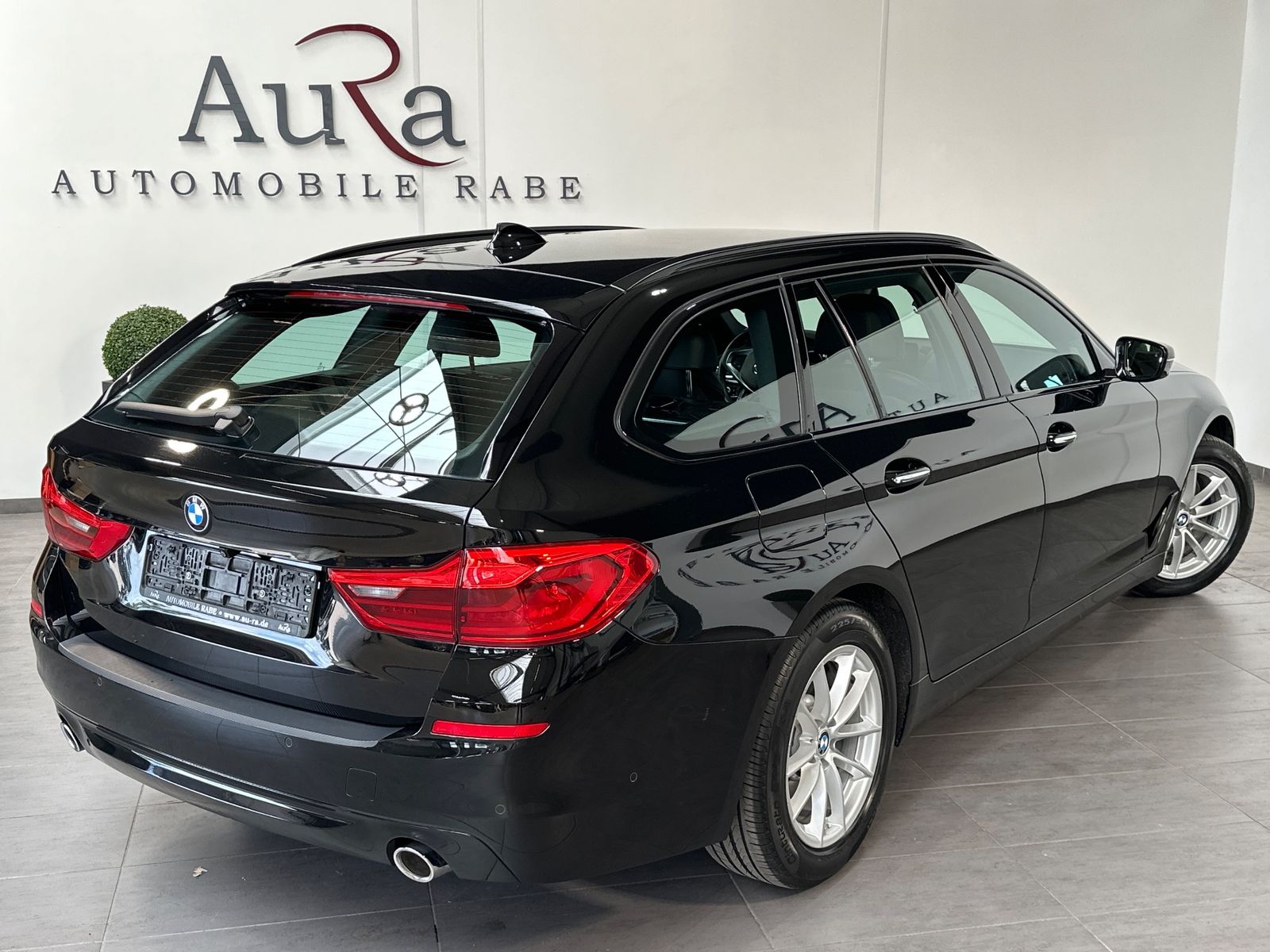 Fahrzeugabbildung BMW 520d xDrive Touring NAV+LED+SHZ+HEAD-UP+ACC+H&K