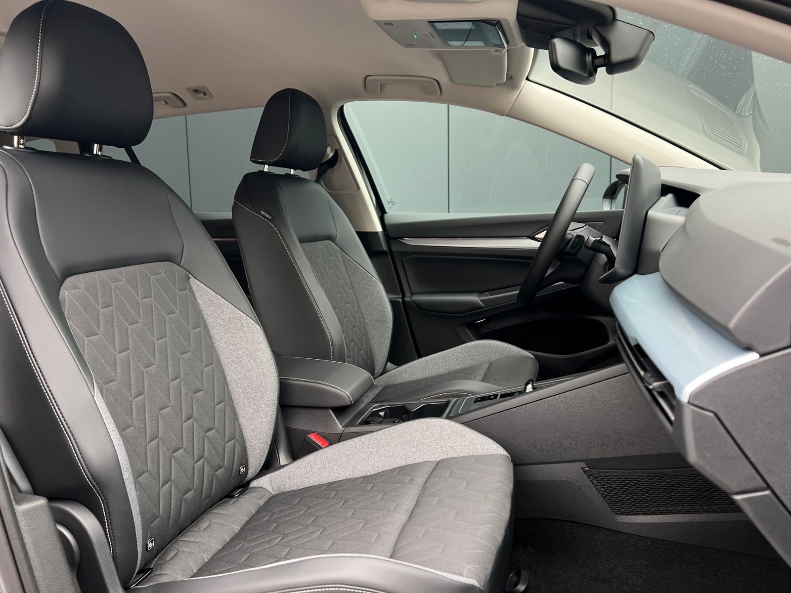 Fahrzeugabbildung Volkswagen Golf VIII Variant Life 2.0 TDI DSG *AHK, LED, AC