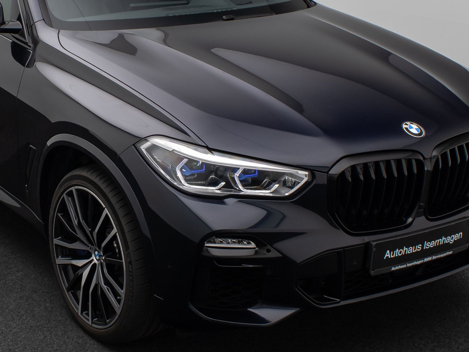 Fahrzeugabbildung BMW X5 M50i Panorama Laser Kamera HUD H/K AHK 22Zoll