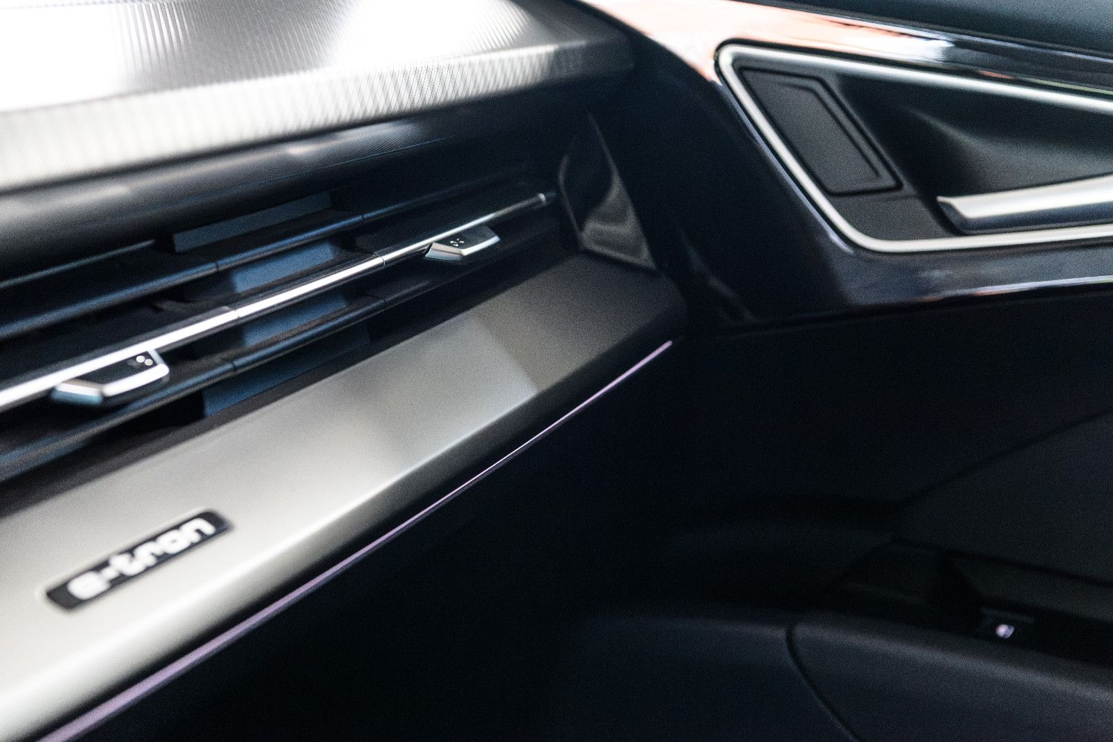 Fahrzeugabbildung Audi Q4 e-tron 45 quattro S-Line MATRIX/RFK/NAVI/