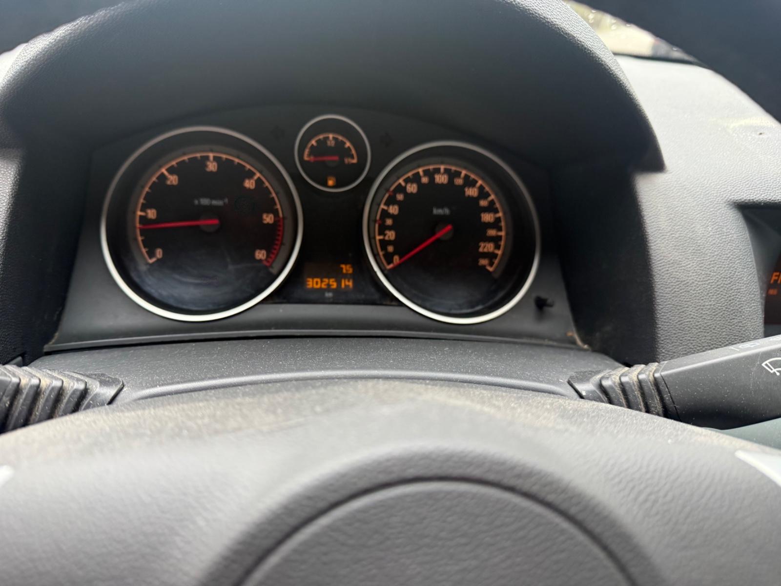 Opel Astra 2009 — photo 7